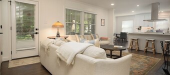 Cozy family-style home, close to Gardens, Friendly Center and Downtown..