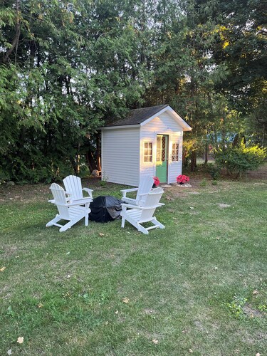 Classic Michigan cottage just a 5 min walk from downtown Charlevoix!