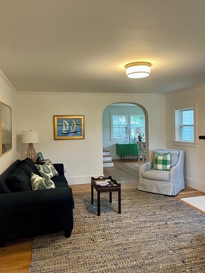 Smart TV, fireplace, ping pong, books - Classic Michigan cottage just a 5 min walk from downtown Charlevoix! (Charlevoix)