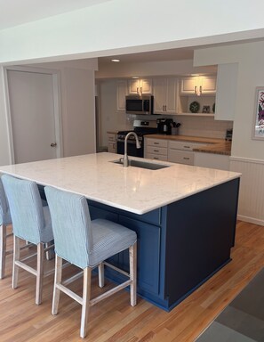 Fridge, microwave, oven, stovetop - Classic Michigan cottage just a 5 min walk from downtown Charlevoix! (Charlevoix)