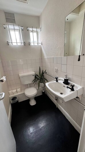 シャワー、ヘアドライヤー、タオル、石鹸