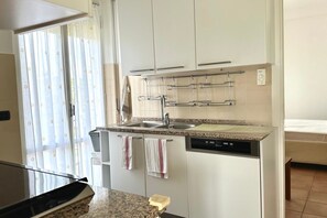 Fridge, oven, dishwasher - M382 - Marcelli, huge three-room apartment 50m from the sea (Marcelli)