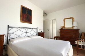 2 bedrooms, bed sheets - M382 - Marcelli, huge three-room apartment 50m from the sea (Marcelli)