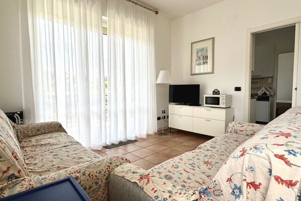 TV - M382 - Marcelli, huge three-room apartment 50m from the sea (Marcelli)