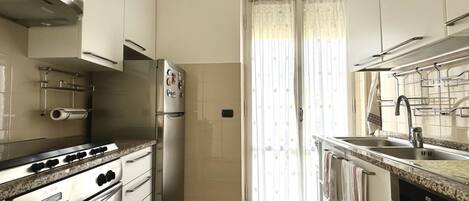 Kjøleskap, ovn og oppvaskmaskin