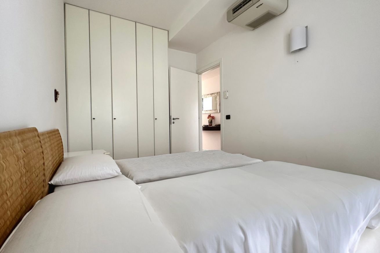 2 bedrooms, bed sheets