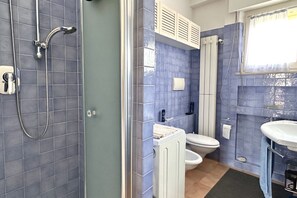 Regadera, bidet, toallas 