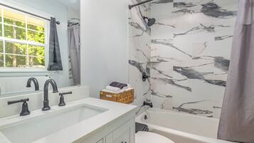 Secador de cabelo, toalhas de banho, sabonete, shampoo