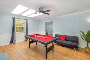 Game room - ★2024 MODERN NEWLY RANOVATED⭑4BR⭑NEAR RTP & RDU (Durham)
