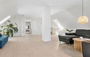 Televisio, takka, pöytäjalkapallopöytä, pöytätennispöytä