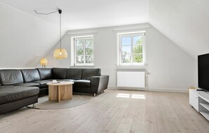 Televisio, takka, pöytäjalkapallopöytä, pöytätennispöytä