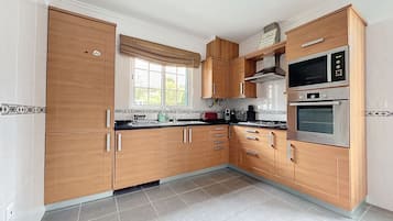 Family House | Private kitchen | Fridge, microwave, oven, stovetop