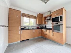 Rumah Keluarga | Dapur pribadi | Lemari es, microwave, oven, dan kompor