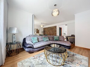 Family House | Living area | Flat-screen TV - Moradia Uriel (Santa Cruz)