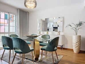 Family House | Living area | Flat-screen TV - Moradia Uriel (Santa Cruz)