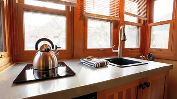 Fridge, microwave, stovetop, electric kettle