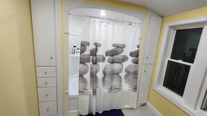 Haartrockner, Handtücher, Seife, Toilettenpapier