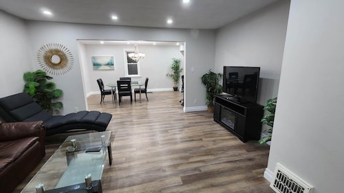 Amazing home on a huge backyard right near downtown, costco, movie.Pet Friendly!