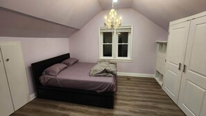 4 bedrooms, iron/ironing board, free WiFi, bed sheets - Amazing home on a huge backyard right near downtown, costco, movie.Pet Friendly! (Cambridge)