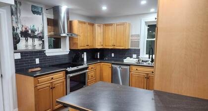 Amazing home on a huge backyard right near downtown, costco, movie.Pet Friendly!
