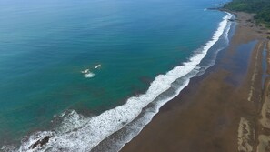Plage, sable noir, bar de plage