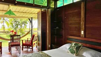 Bungalow, chambres communicantes, vue établissement | 2 chambres, draps fournis