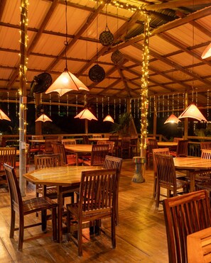 Restaurant - ECOLODGE EL ALMEJAL (Bahia Solano)