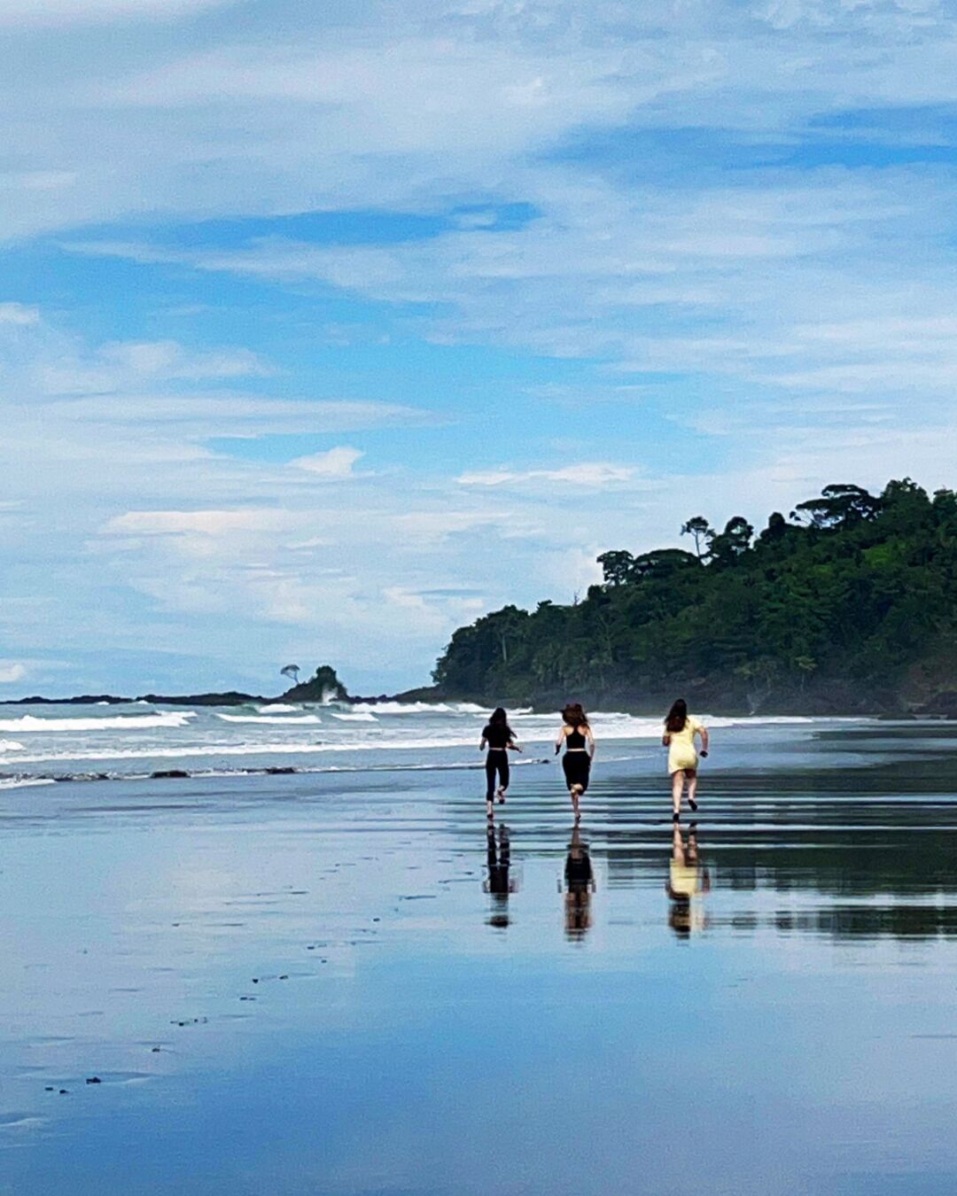 Perto da praia, areia preta, bar na praia 