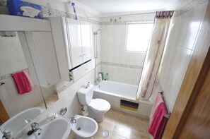 Haartrockner, Bidet, Handtücher