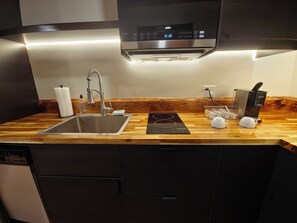 Refrigerador con congelador, microondas y parrilla de estufa 