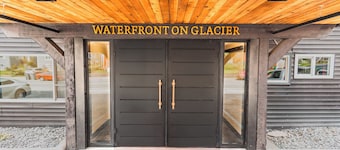 Glacier 湖濱飯店