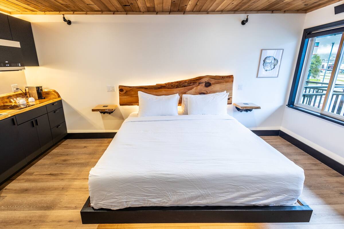 Standard Room, Balcony, Sea View | Premium bedding, memory foam beds, in-room safe, desk