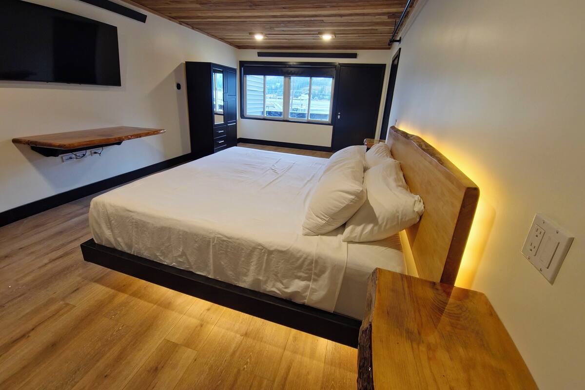 Deluxe Room, Sea View | Premium bedding, memory foam beds, in-room safe, desk