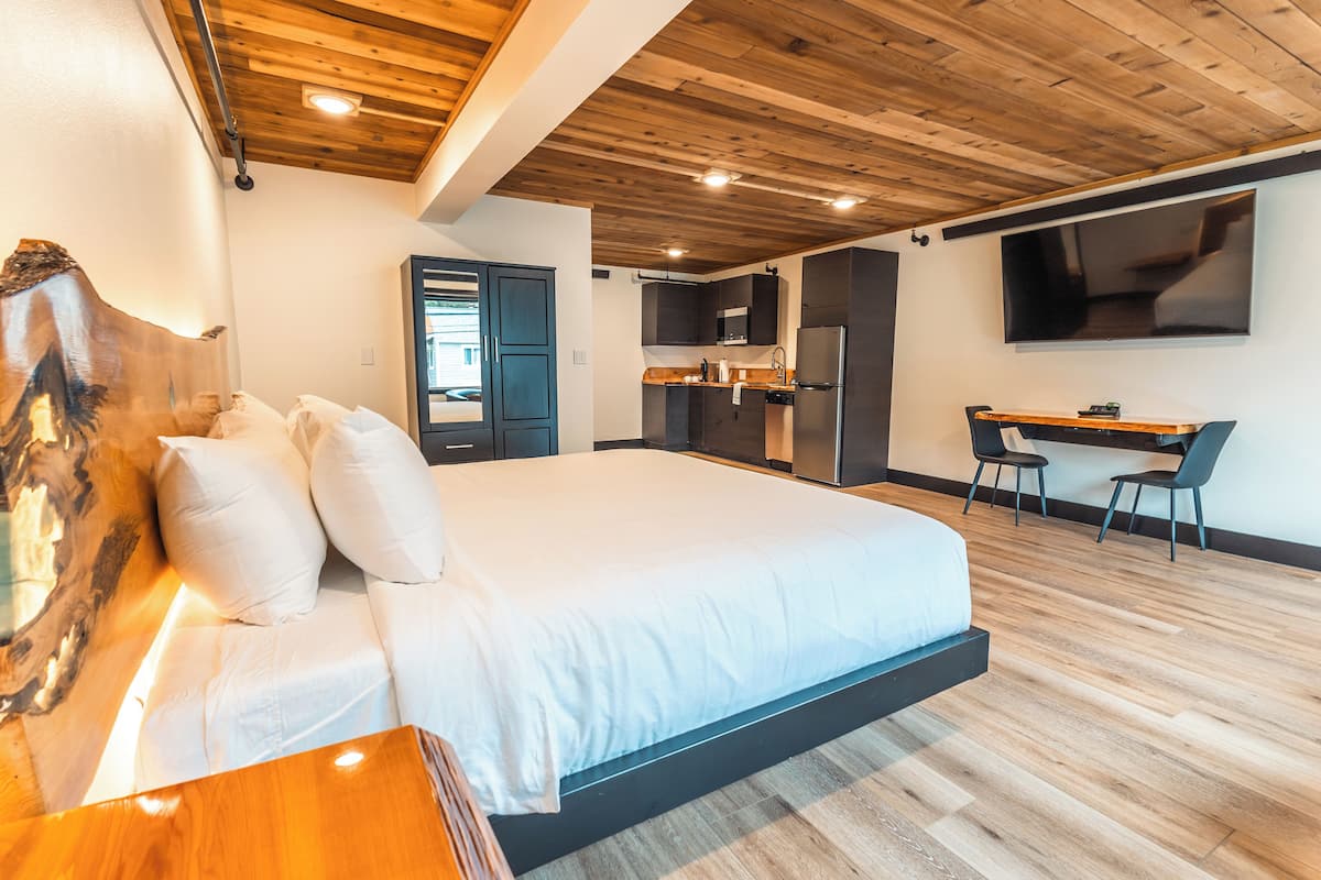 Suite | Premium bedding, memory foam beds, in-room safe, desk