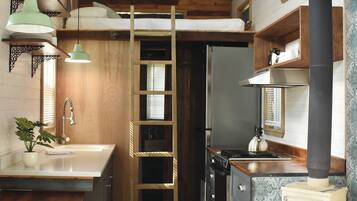 Réfrigérateur, four, plaque de cuisson, bouilloire électrique