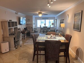 Interior - Waterfront 2-bedroom condo on Treasure Island, only 250 feet to the beach. (Treasure Island)
