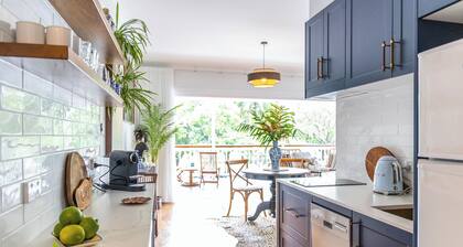 "Coco's" Town Retreat: Indulge in Romance, Luxury Accomodation with Scenic view