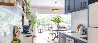 "Coco's" Town Retreat: Indulge in Romance, Luxury Accomodation with Scenic view