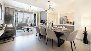 Un apartamento moderno con comedor, cocina y sala de estar.
