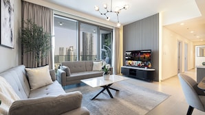 Una sala de estar moderna con un sofá, una mesa de centro y una televisión.