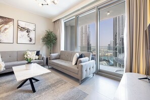 ซูพีเรียอพาร์ทเมนท์, ระเบียง, วิวเมือง | บริเวณนั่งเล่น | สมาร์ททีวี 65 นิ้ว พร้อมช่องดิจิตอล, เครื่องเล่นวิดีโอเกม