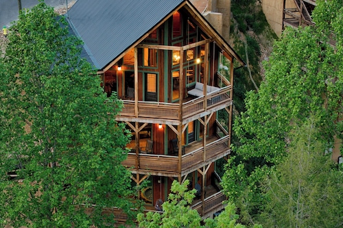 Birch Lodge by Avantstay Indoor Pool, Theater, Game Room & Stunning Views!