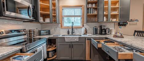 Kylskåp, mikrovågsugn, ugn och spishäll