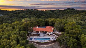 A large house with a swimming pool surrounded by lush greenery. - Rancho Robles by Avantstay Vineyard Villa w/ Views, Pool & Privacy (Paso Robles)