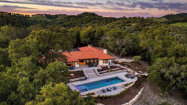 A house with a swimming pool, surrounded by trees and hills. - Rancho Robles by Avantstay Vineyard Villa w/ Views, Pool & Privacy (Paso Robles)