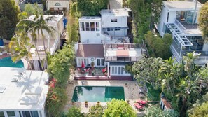 A residential property with a swimming pool, a covered patio, and a two-story house with a balcony. - A-lister by Avantstay Hollywood Hills Luxe Group Escape w/ Pool (Los Angeles)