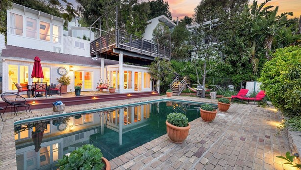 A modern house with a swimming pool, outdoor seating, and a staircase leading to a balcony. - A-lister by Avantstay Hollywood Hills Luxe Group Escape w/ Pool (Los Angeles)