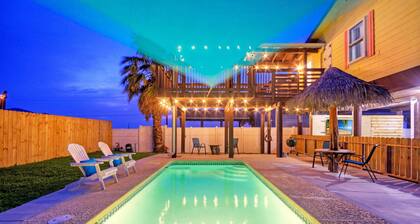 Private Pool, Yard, Deck, by the Nature Preserve! Tipsy Flipper by Avantstay