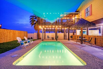 私人泳池庭院甲板靠近自然保護區Tipsy Flipper by Avantstay