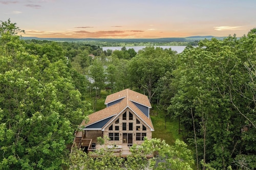 Bluejay Getaway by Avantstay Private Lake Cabin Hot Tub + Game Room Walk to Lake